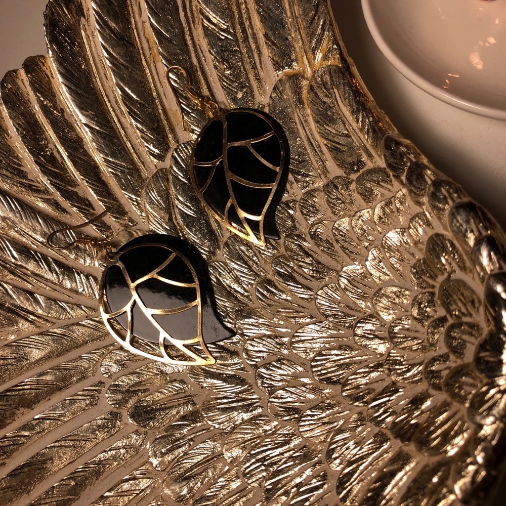 Gorgeous dangling leaf earrings